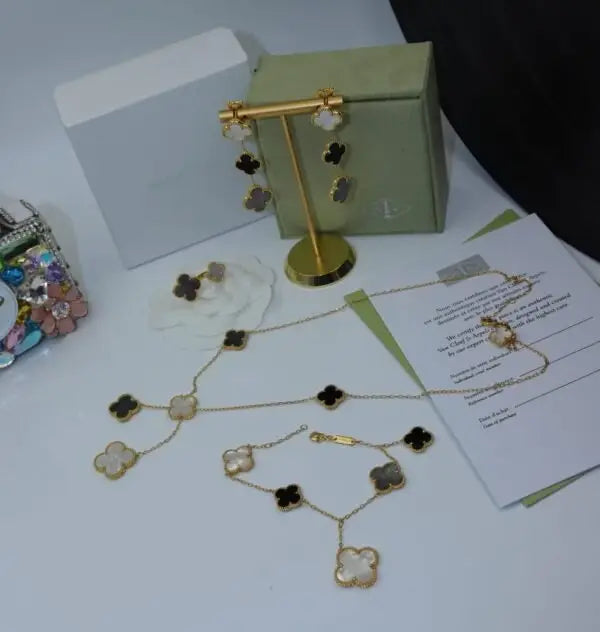 Van Cleef & Arpels Jewelry | White Black Clove Gold