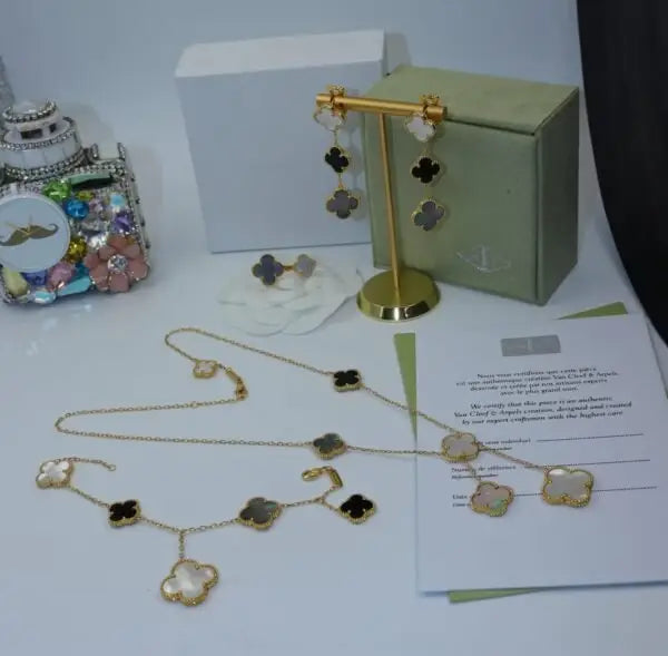 Van Cleef & Arpels Jewelry | White Black Clove Gold